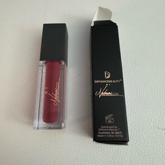 Defiance beauty luminous liquid lipstick - Picture 3 of 7